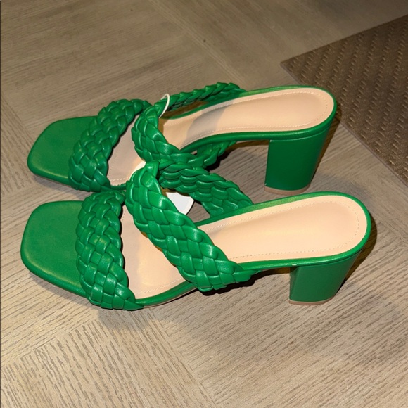 Elegant Green Braided Women's Sandals - Picture 5 of 6